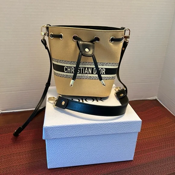 New Christian Dior Beauty Mini Bucket Bag - Picture 2 of 14